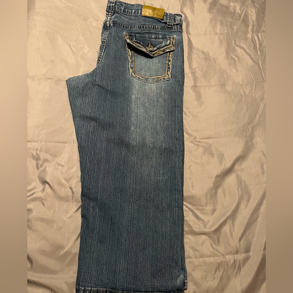 Cropped ankle jeans with embroidered pockets